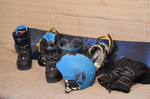 Продаю полный комплект сноубордистского снаряжения, Ботинки 43р, борд с креплениями, шлем, перчатки.