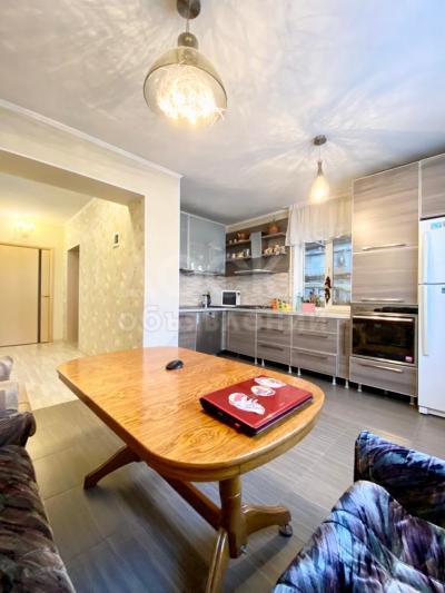 Продаю полдома 3-ком. 75кв. м., этаж-1, 4.5-сот., стена кирпич, Ахунбаева - Островского.