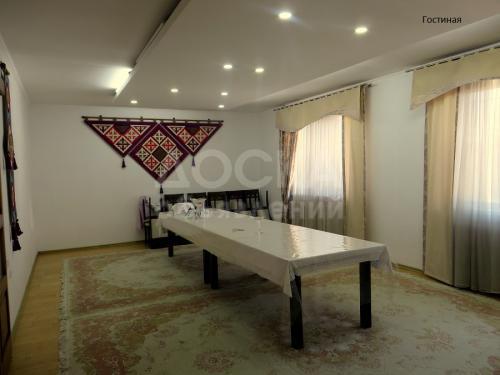 Продаю дом 6-ком., 230кв. м., этаж-3, 4-сот., стена кирпич, ж/м Рухий Мурас.