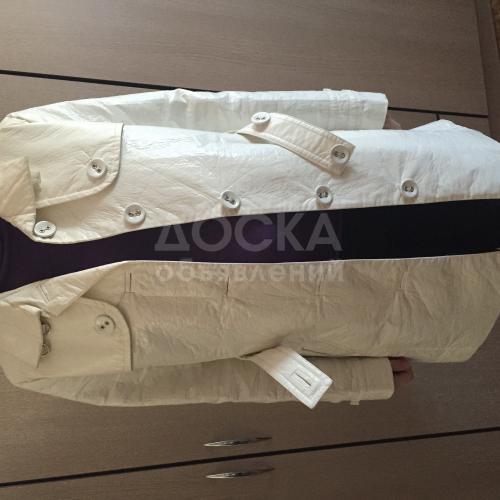 Продается женский лакированный плащ Mango