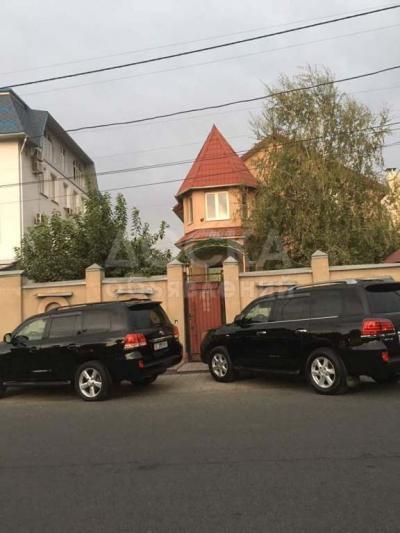 Продаю дом 5-ком., 300кв. м., этаж-2, 4-сот., стена кирпич, Бишкек.