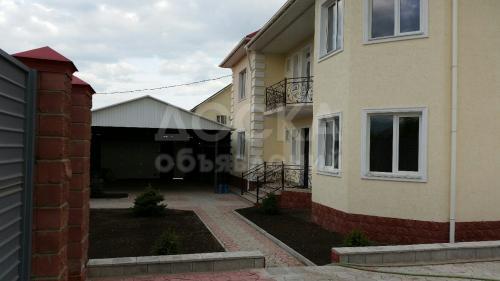 Продаю дом 7-ком., 240кв. м., этаж-2, 10-сот., стена кирпич, Ахунбаева/Кокжангак.
