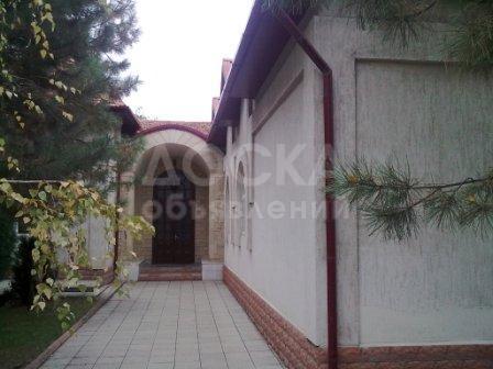 Продаю дом 6-ком., 280кв. м., этаж-1, 11-сот., стена кирпич, ул. Куренкеева/Орозбекова.