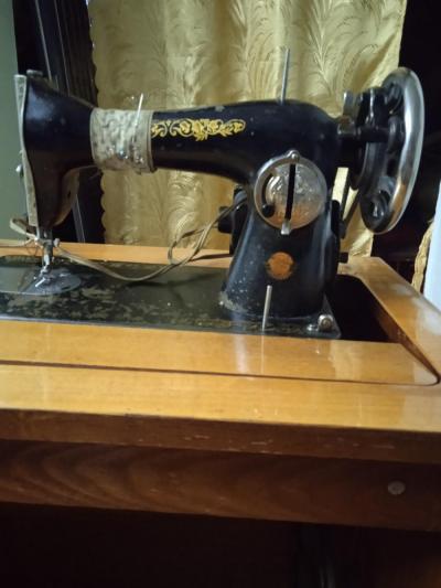 продаю бытовую швейную машинку