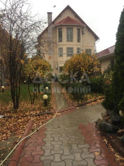 Продаю дом 10-ком. 900кв. м., этаж-3, 11-сот., стена кирпич, совет-горького.