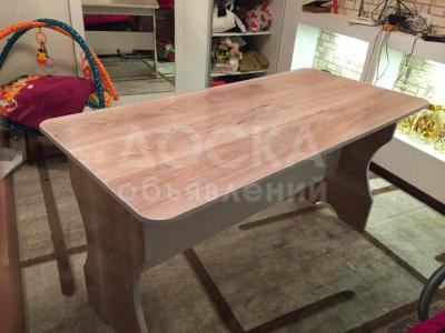 Продаю стол с табуретками в комплекте