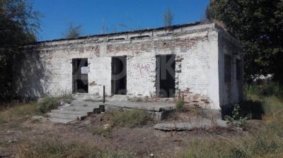 Продаю не достроенное здание, в 10 км от Ошского рынка, по трассе в аэропорт, б/п.