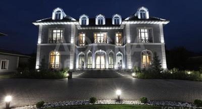 Продаю дом 12-ком. 400кв. м., этаж-2, 400-сот., стена кирпич, Панфилова.