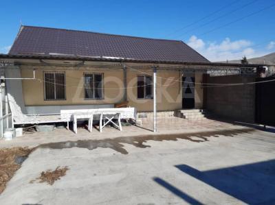 Продаю дом 4-ком. 80кв. м., этаж-1, 8-сот., стена кирпич, г. Чолпон-Ата.