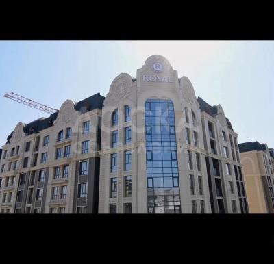 Продаю 3-комнатную квартиру, 132кв. м., этаж - 4/10, Чынгыза Айтматова, 88/1.