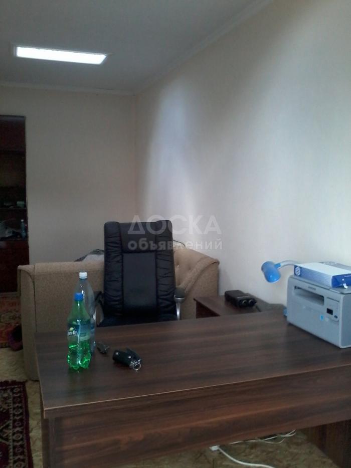 Продаю коммерческую недвижимость свободного назначения 60кв. м., 12 микр. 80 метр от трассы (магистраль) находится гаражном кооперативе напротив 12 мик,