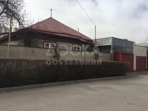 Продаю дом 5-ком., 100кв. м., этаж-1, 4-сот., стена кирпич, айни.