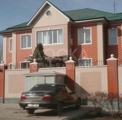 Продаю дом 8-комнатную 435кв. м., этаж-3, 5-сот., стена кирпич, Крапоткина/Ахунбаева..