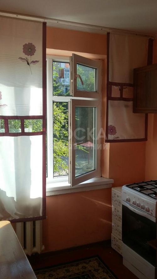 Продаю квартиру 1-ком., 32кв. м., этаж - 2/5, 10 мкр по Малдыбаева.