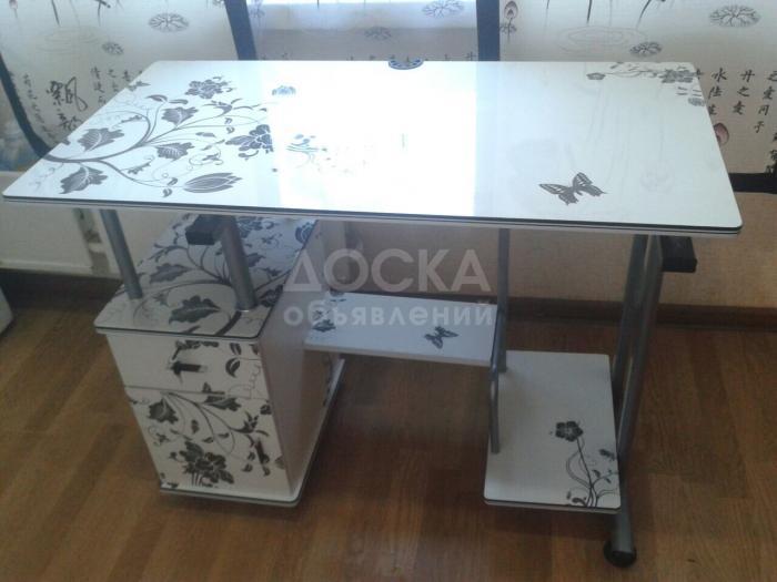 продаю универсальный столик.