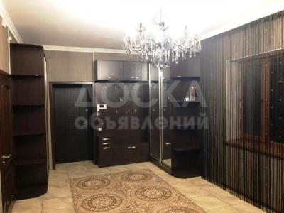 Продаю дом 5-ком. 270кв. м., этаж-2, 4.5-сот., стена кирпич,  Юдахина/Алтымышева.