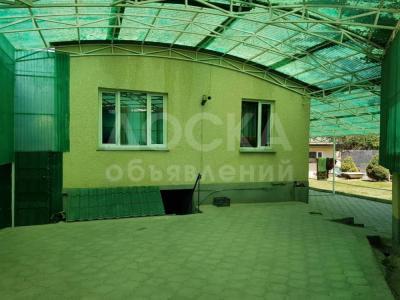 Продаю дом 7-ком. 230кв. м., этаж-3, 4-сот., стена кирпич, centr.