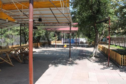 Продаю коммерческую недвижимость свободного назначения 1000мкв. м., 5-мкр.