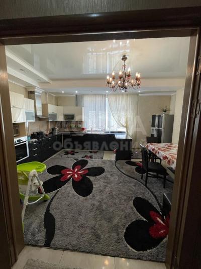 Продаю 3-комнатную квартиру, 193кв. м., этаж - 1/10, золотой квадрат.