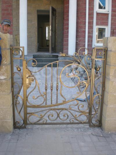 Художественная ковка на заказ:
- двери входные
- перила
- ворота
- навесы
- мебель