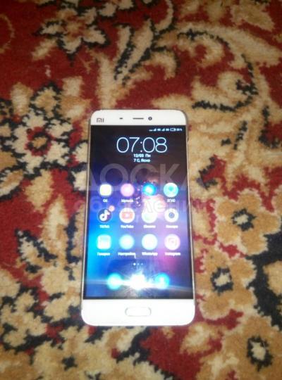 xiaomi mi 5 в очень хорошем  состоянии