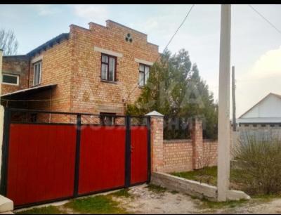 Продаю дом 11-ком. 140кв. м., этаж-2, 5-сот., стена кирпич, Ж/м Ала-Тоо.