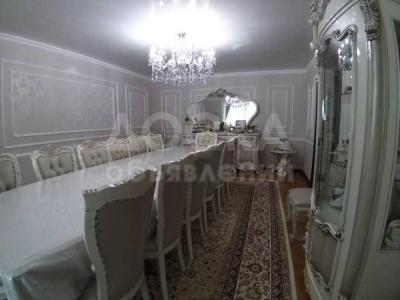 Продаю 5-комнатную квартиру, 228кв. м., этаж - 2/5, 9 микрорайон.