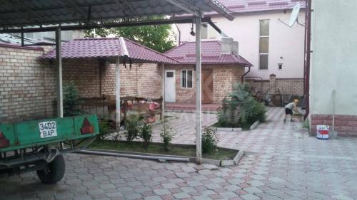 Продаю дом 6-ком., 240кв. м., этаж-2, 5-сот., стена кирпич, ул. Айдаралиева/Горького.