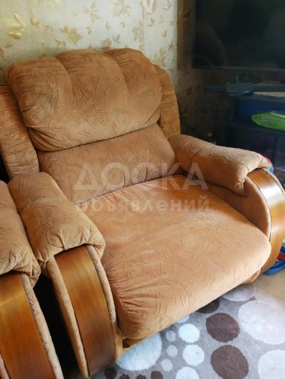 Срочно продаю комплект диванов и кресла