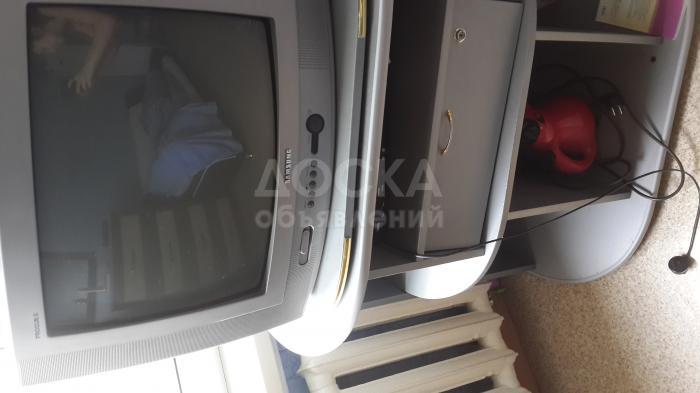 Продаю телевизор с тумбой