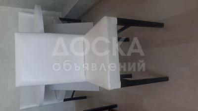 Продаю 4 стула и кухонный стол