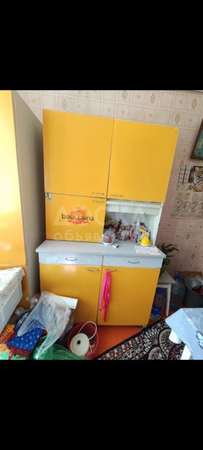 Продаю кухонный гарнитур производство Румыния, пенал, шкаф, стол разделочный, стол кухонный, две табуретки.