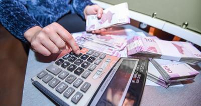 предложение кредита между серьезным человеком