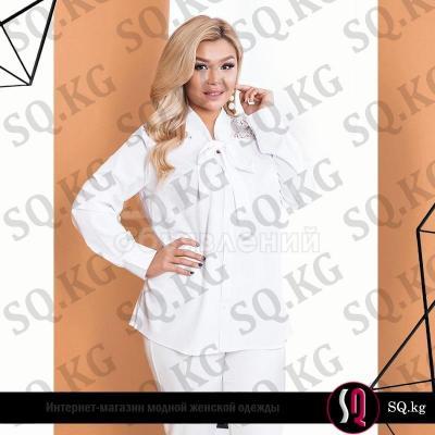 Женская рубашка большого размера с имитацией галстука белого цвета