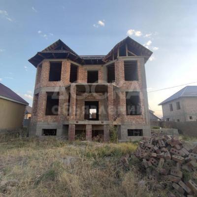 Продаю дом 8-ком. 360кв. м., этаж-3, 5-сот., стена кирпич, ж/м Ак-ордо ул.Жакшылык/Калыгул Бай.