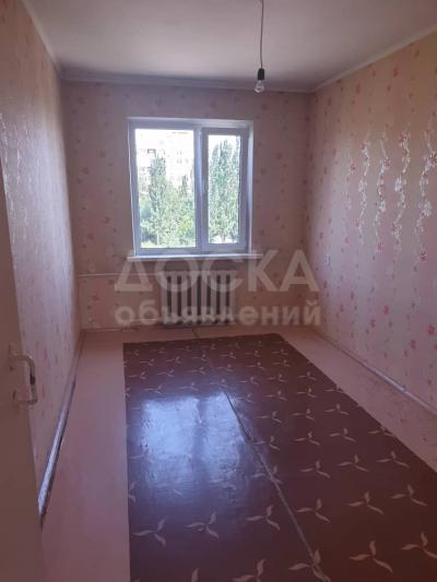 Продаю 3-комнатную квартиру, 58кв. м., этаж - 4/4,  4 микр-он ул.Юнусалиева/Суеркулова .
