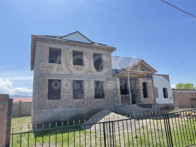 Продаю дом 7-ком. 280кв. м., этаж-2, 10-сот., стена кирпич, Село Байтик закрытый городок Давос.