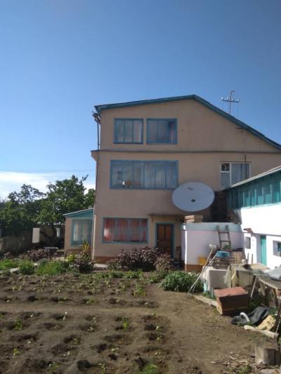 Продаю 3х-этажный дом в городе Каракол площадь дома 170 м²(ул. Сталинградская№30).