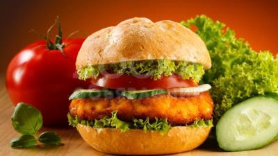 В сеть ресторанов быстрого питания требуются сотрудники. Опыт работы не требуется. 
Бесплатное питание и форменная одежда предоставляется. Обучение в процессе работы (стажировка оплачивается с первого дня. 
Заработная плата два раза в месяц, без задерже