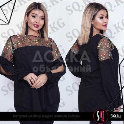 Очаровательная блузка свободного силуэта с асимметричной линией подола