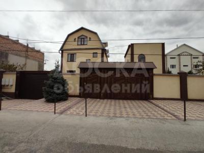 Продаю дом 12-15-ком. 700кв. м., этаж-3, 10-сот., стена кирпич, Киргизия 1.