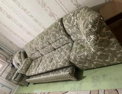 Продаю мягкий гарнитур из 4-х частей. Столик. Вешалку и скамейку под обувь