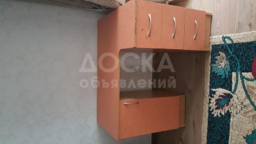 Детский письменный стол и навесные полки