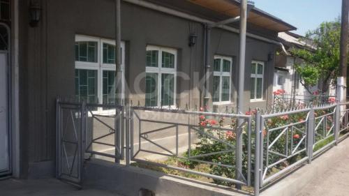 Продаю дом 7-ком., 150кв. м., этаж-1, 4.25-сот., стена кирпич, ул Низами /Нарынская.