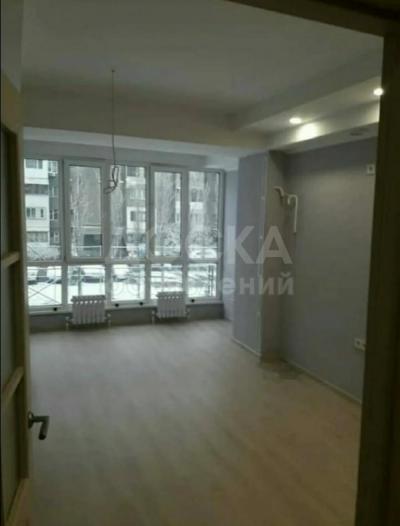 Продаю 1-комнатную квартиру, 44кв. м., этаж - 2/10, кок жар.