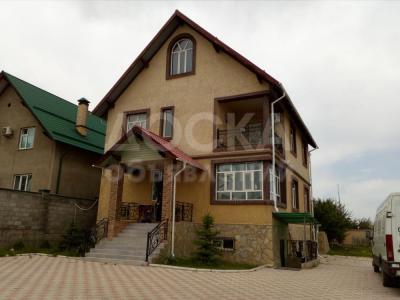 Продаю дом 15-ком., 300кв. м., этаж-3, 8-сот., стена кирпич, г. Бишкек, жилмассив  «Ынтымак», ул. Дооронбека Садырбаева 387. .