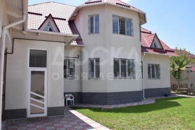 Продаю дом 5-ком., 375кв. м., этаж-2, 9-сот., стена кирпич, Парк Ататюрк.