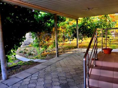 Продаю дом 8-ком. 191кв. м., этаж-2, 10-сот., стена кирпич, ж/м Бакай Ата.