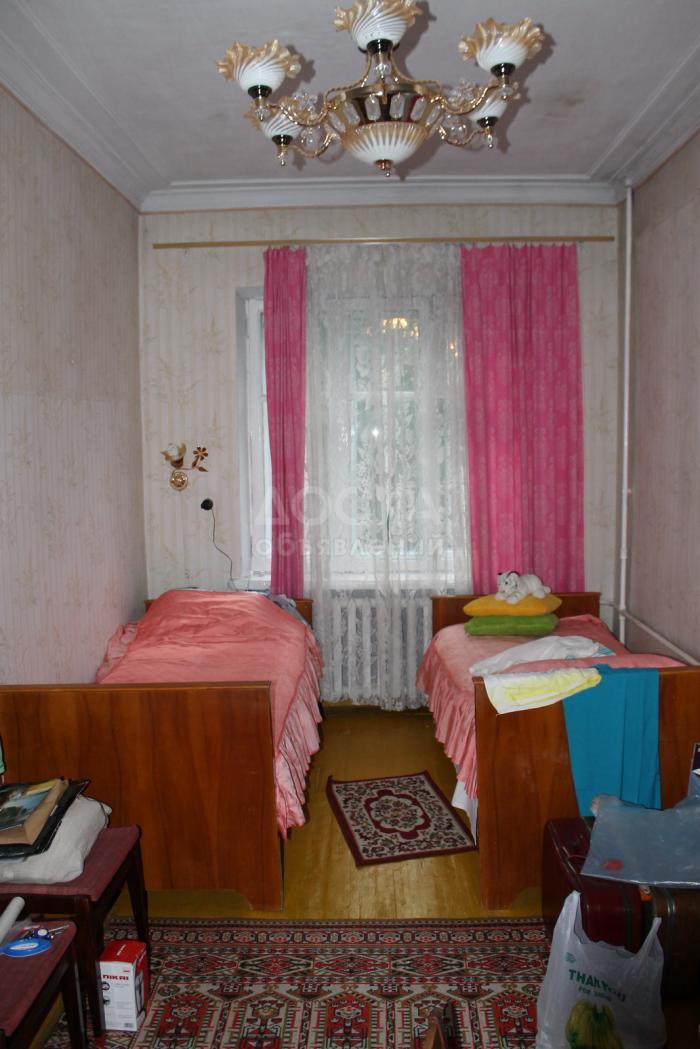 Продаю квартиру 2-ком., 46кв. м., этаж - 2/2, г. Кара-Балта, ул. Кожомбердиева, д. 21,