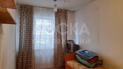 Продаю квартиру гостин типа в мкр Аламедин 1, секция на 4 кв.